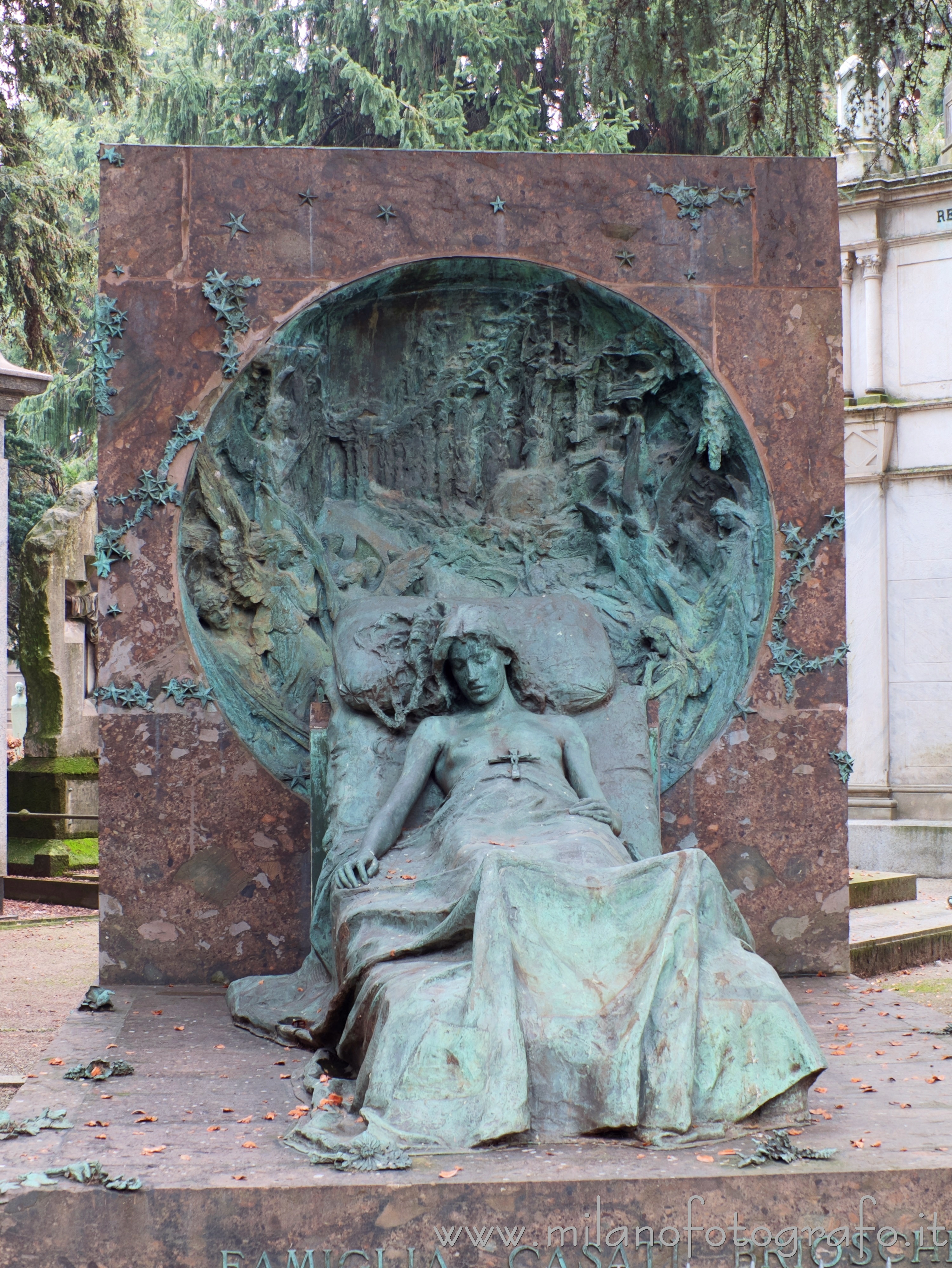 Milano - Monumento funerario dedicato a Isabella Airoldi all'interno del Cimitero Monumentale - Foto a piena risoluzione